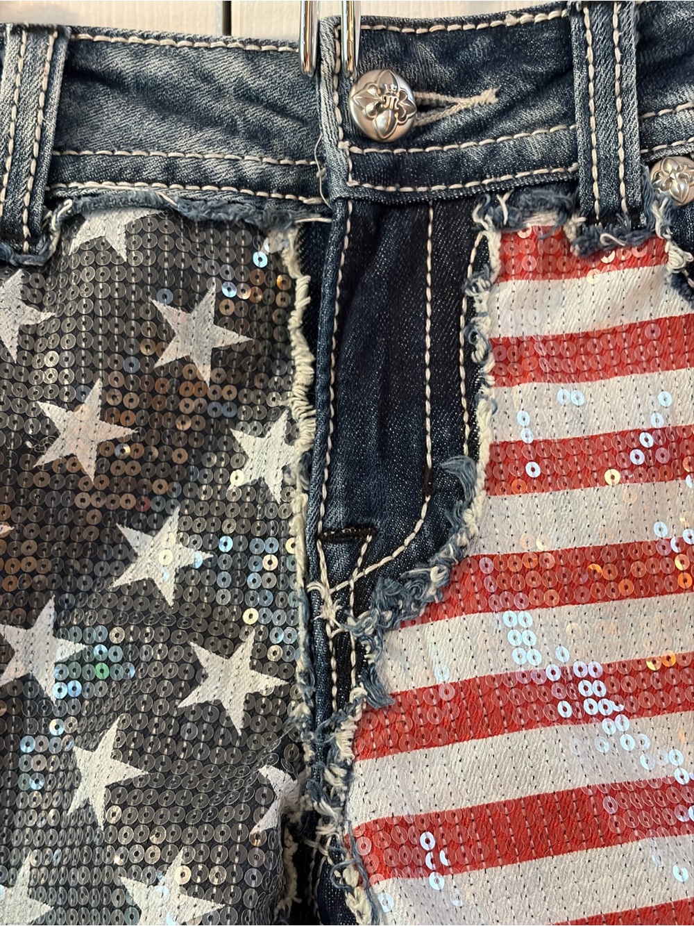 Miss Me Patriotic Sequined Flag Front Denim Frayed Shorts Size 30 JP6178H2 - Picture 2 of 13